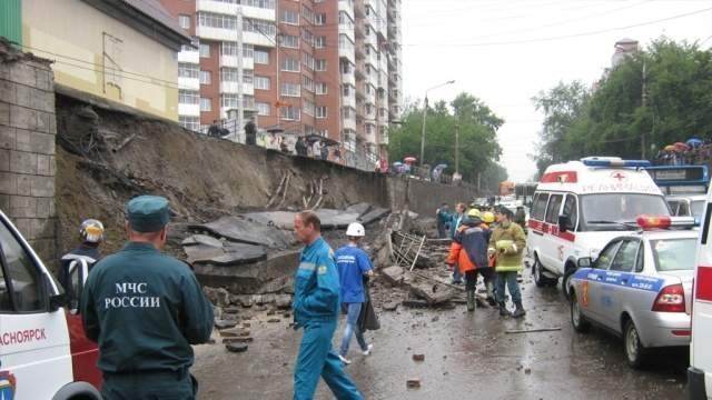 В Красноярске бетонная стена рухнула на автомобиль с людьми