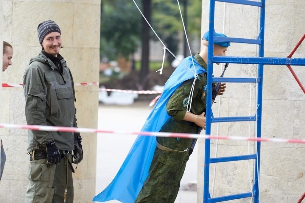 Повісити десант на воротах ...