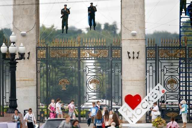 День ВДВ: у Москві вхід в парк "прикрасили" висячими манекенами десантників