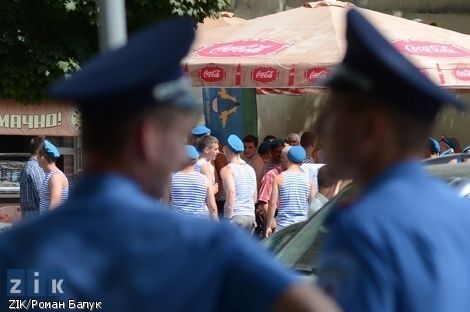 У Львові десантники вимагали води у відключених фонтанах