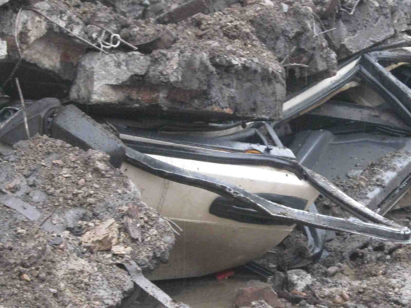 В Красноярске бетонная стена рухнула на автомобиль с людьми