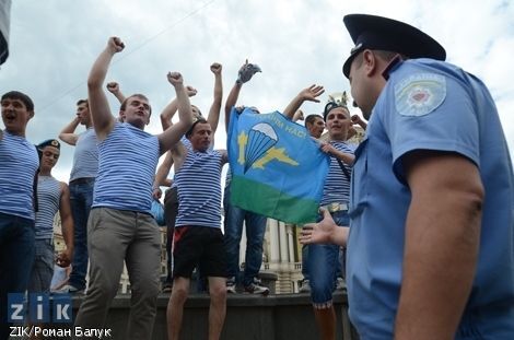 Во Львове десантники требовали воды в отключенных фонтанах