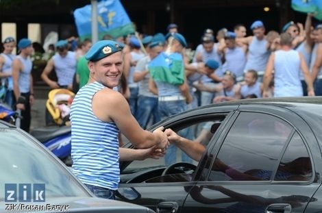 У Львові десантники вимагали води у відключених фонтанах