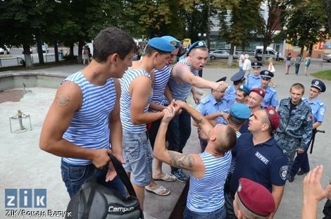 У Львові десантники вимагали води у відключених фонтанах