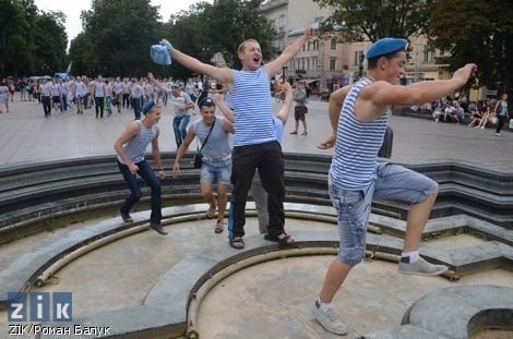 Во Львове десантники требовали воды в отключенных фонтанах