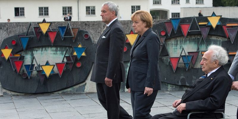Меркель первой из канцлеров Германии посетила концлагерь Дахау 