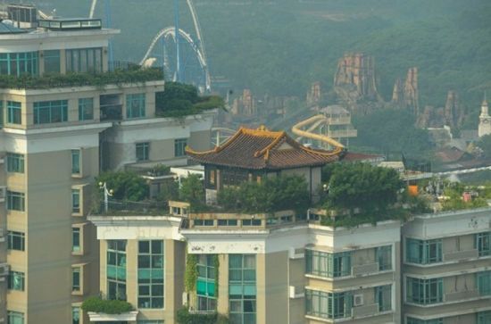 Китаец построил храм на крыше жилой многоэтажки