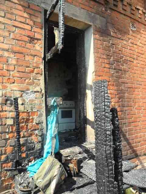 В Бердичеве из-за сигареты сгорела квартира: одна жертва, трое в реанимации