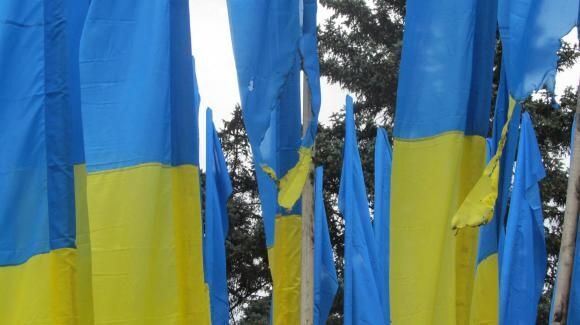 В Донецке под мэрией подожгли флаги Украины