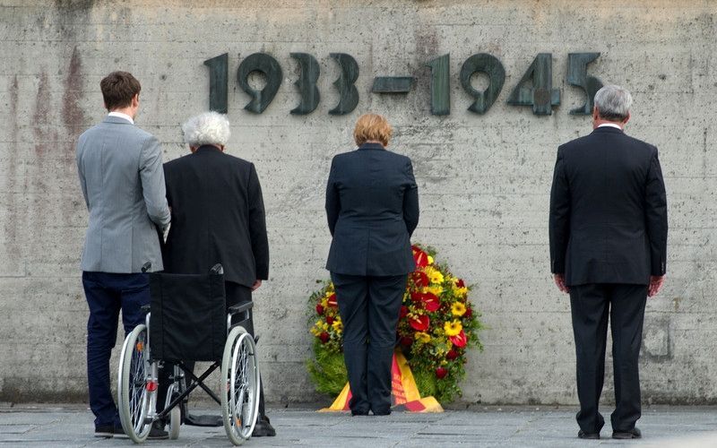 Меркель первой из канцлеров Германии посетила концлагерь Дахау 