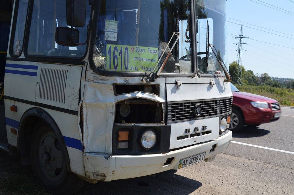 В Харькове два автобуса не поделили дорогу: есть пострадавшие