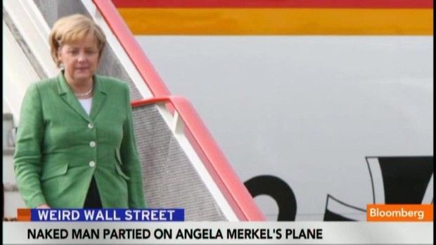 Бодибилдер в трусах устроил дебош в самолете Меркель
