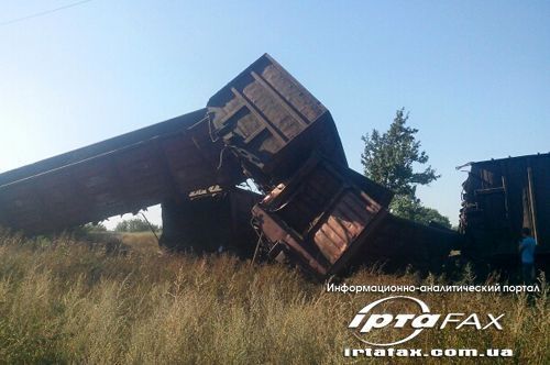 На Луганщине грузовые вагоны сошли с рельс и разгромили железную дорогу