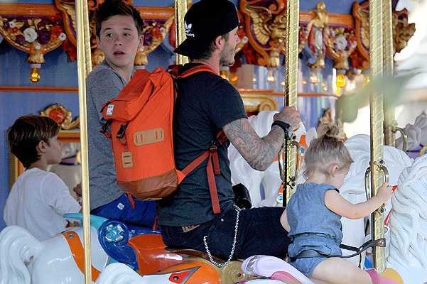 Семейство Бекхэмов веселится на каруселях