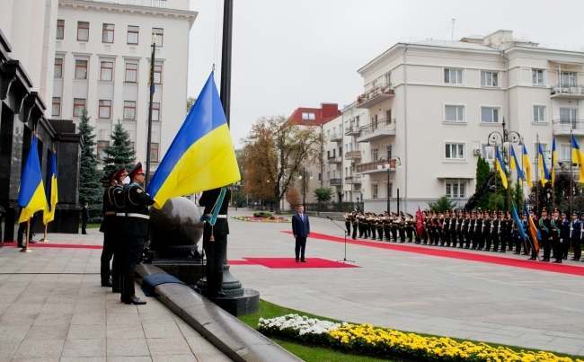 Янукович поздравил украинцев с Днем государственного флага