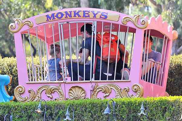 Семейство Бекхэмов веселится на каруселях