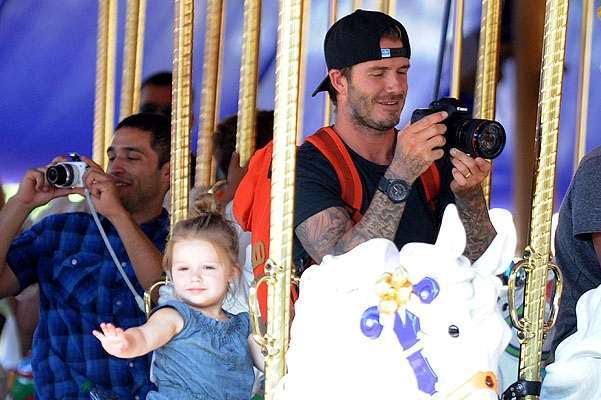 Семейство Бекхэмов веселится на каруселях