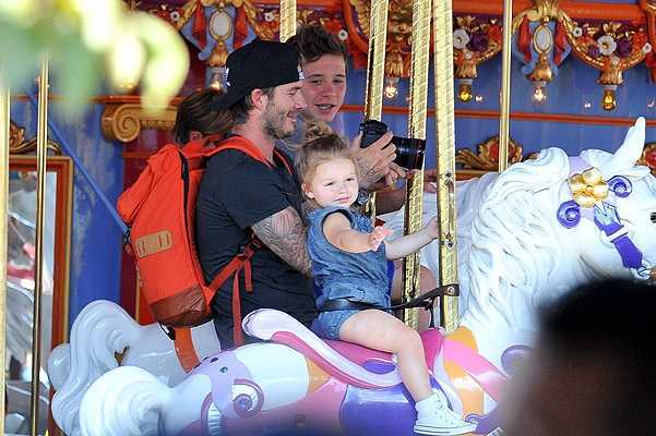 Семейство Бекхэмов веселится на каруселях