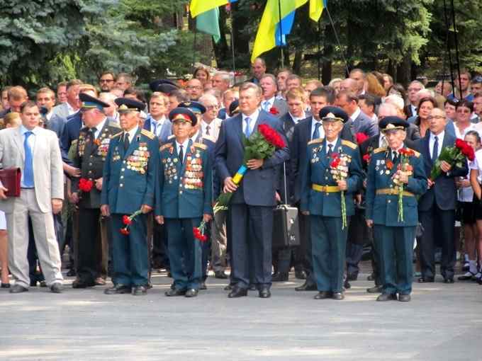 Янукович вшанував пам'ять визволителів Харкова