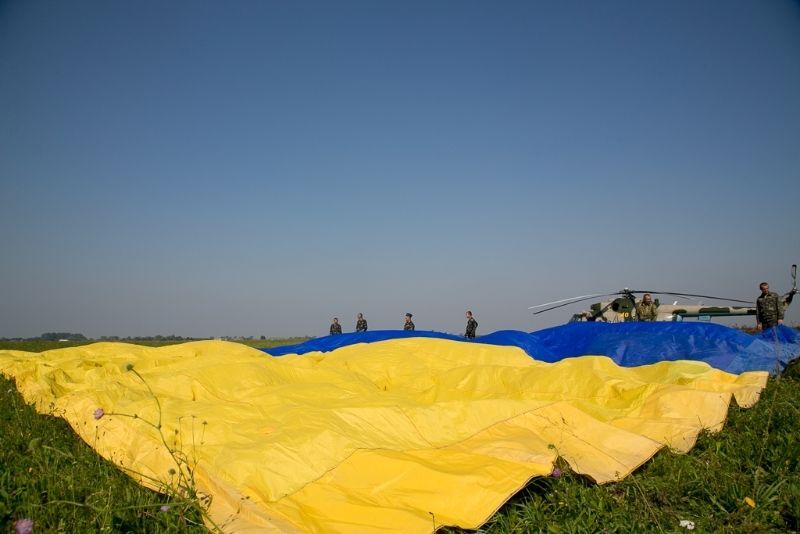Украинский флаг площадью более 300 м² подняли над Львовщиной