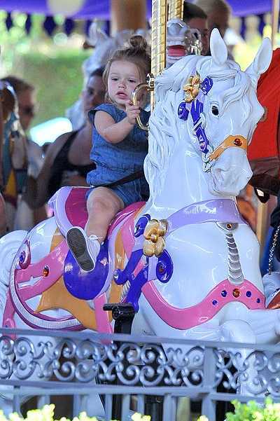 Семейство Бекхэмов веселится на каруселях