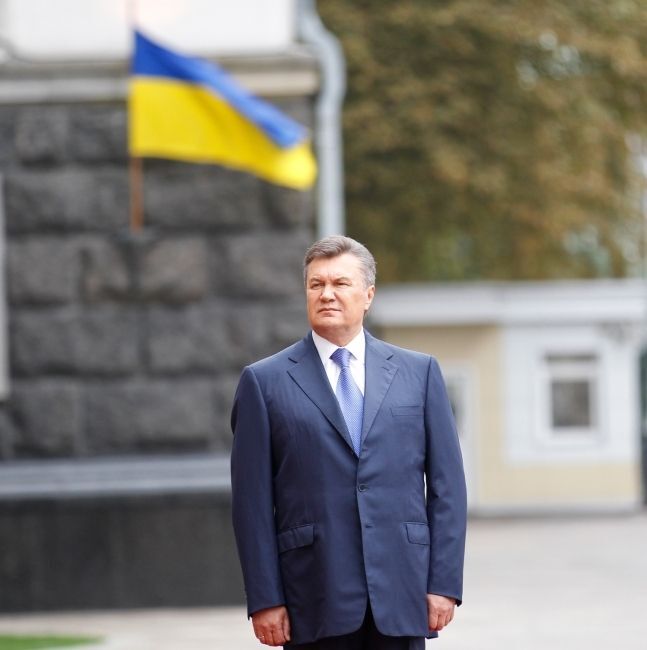 Янукович поздравил украинцев с Днем государственного флага