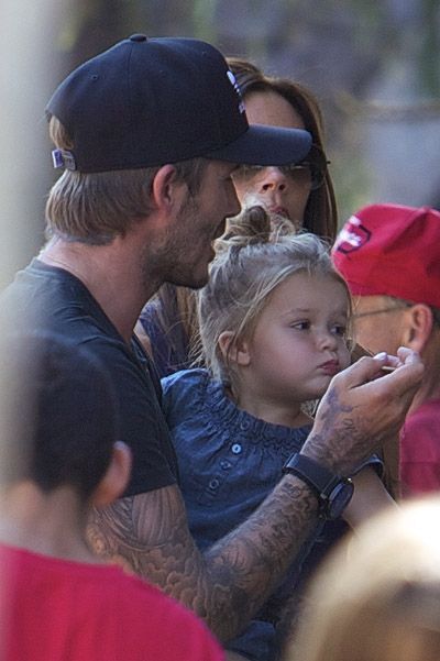 Семейство Бекхэмов веселится на каруселях