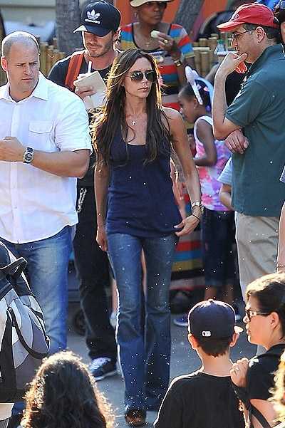 Семейство Бекхэмов веселится на каруселях