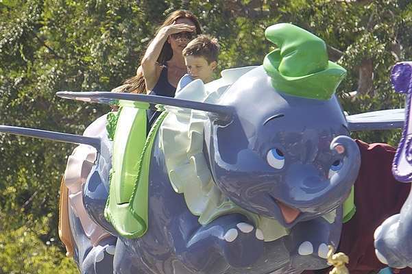 Семейство Бекхэмов веселится на каруселях