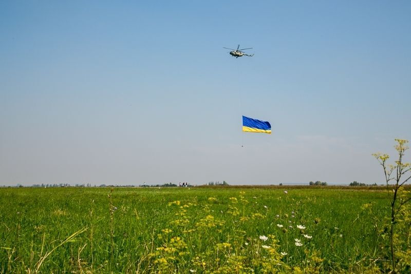 Украинский флаг площадью более 300 м² подняли над Львовщиной