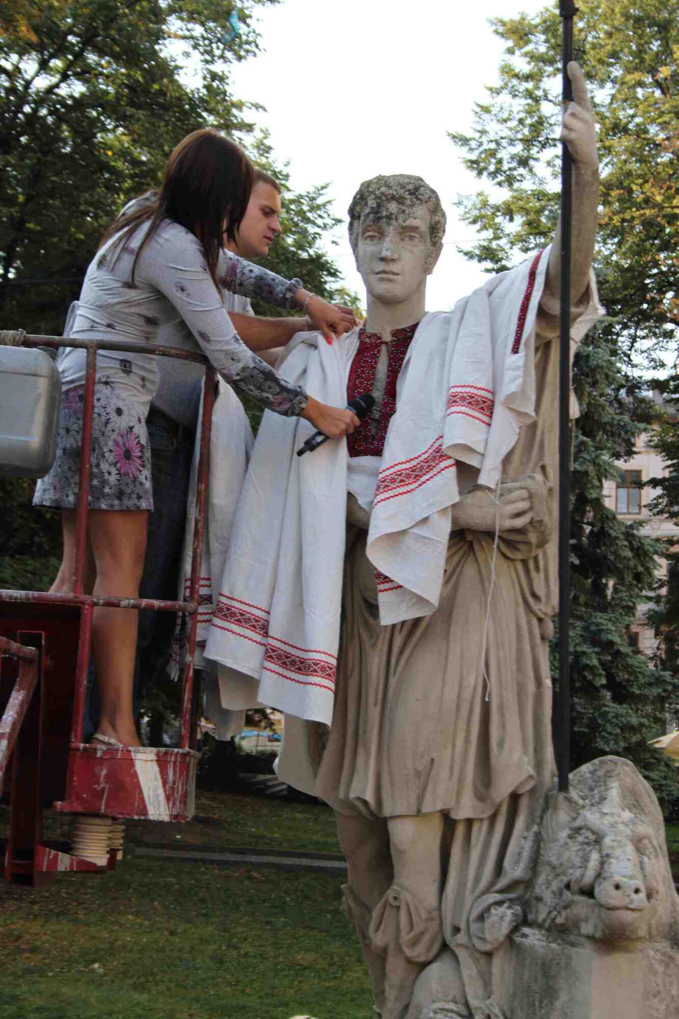 Львівська міськрада одягнув у вишиванки богів
