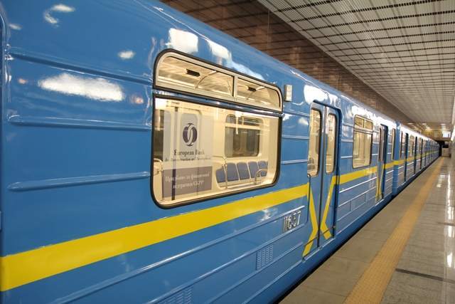 В киевском метро проехался пробный поезд на "Теремки"