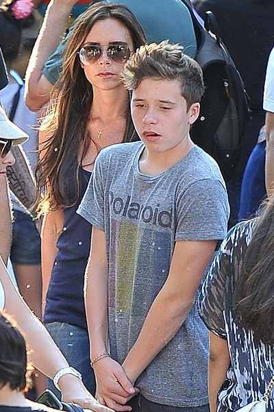 Семейство Бекхэмов веселится на каруселях