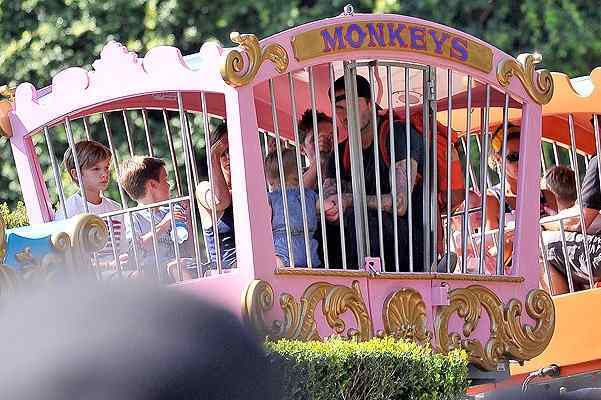 Семейство Бекхэмов веселится на каруселях