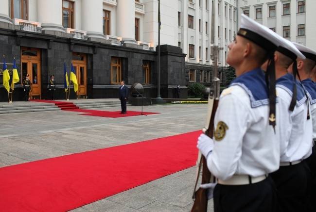 Янукович привітав українців з Днем державного прапора