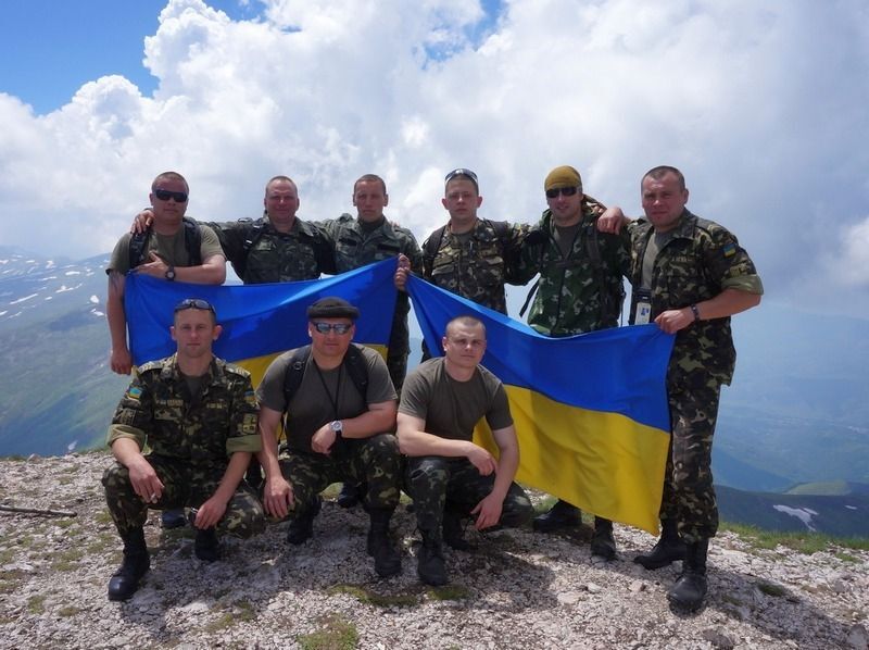 Украинские миротворцы подняли государственный флаг на самую высокую гору Косово