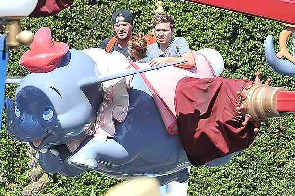 Семейство Бекхэмов веселится на каруселях