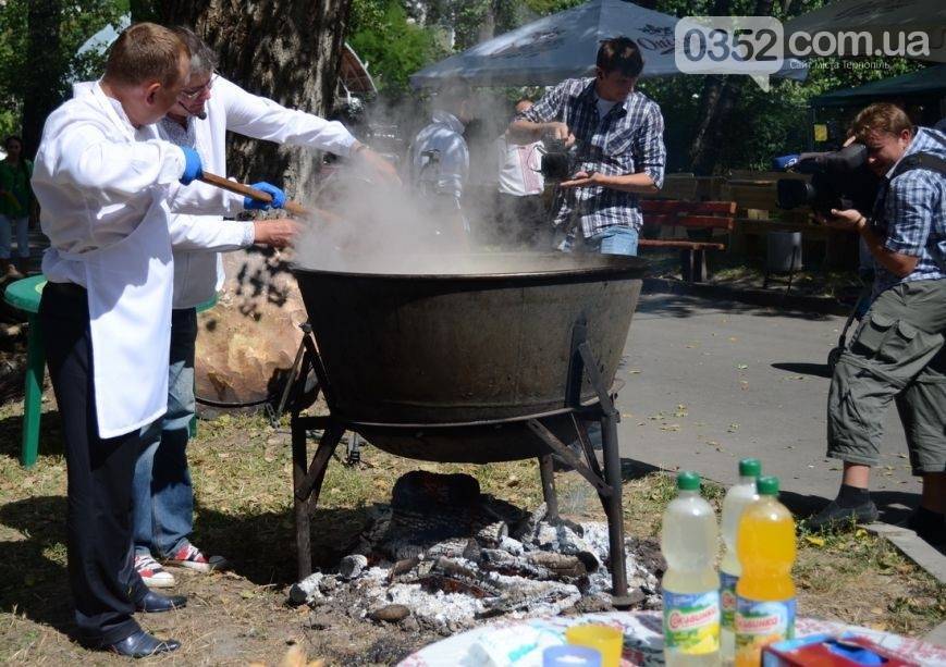 В Тернополе депутаты сварили 300 литров борща