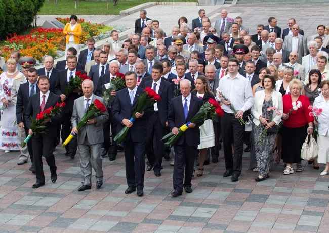 Янукович поклав квіти до пам'ятників Шевченку та Грушевському