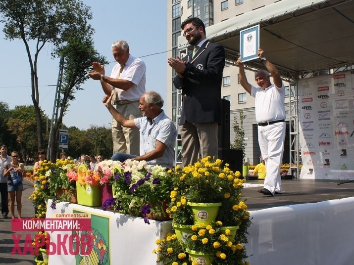  В Харькове создана самая длинная в мире композиция из живых цветов