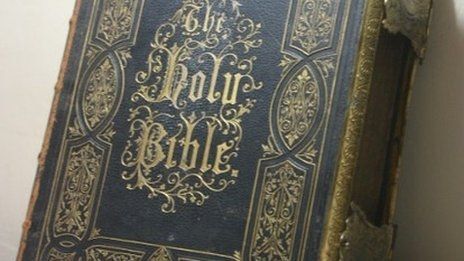 Немец вернул церкви украденную 40 лет назад Библию