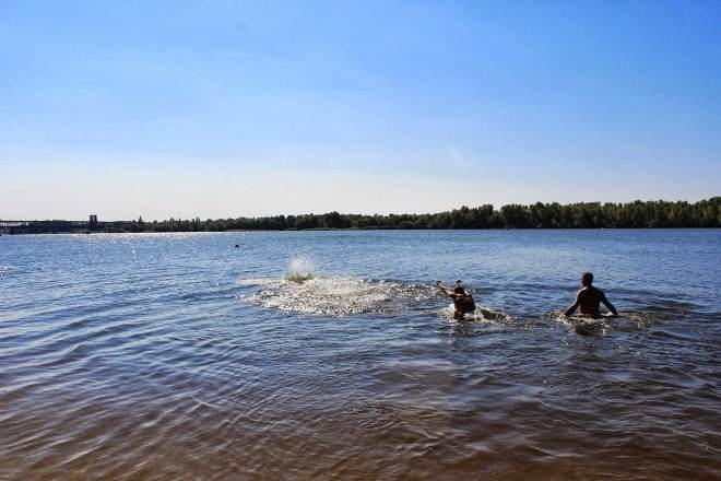 Тягнибок на честь Дня Незалежності переплив Дніпро