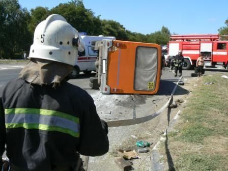 В Кировограде перевернулась маршрутка с 13 пассажирами: пострадали дети