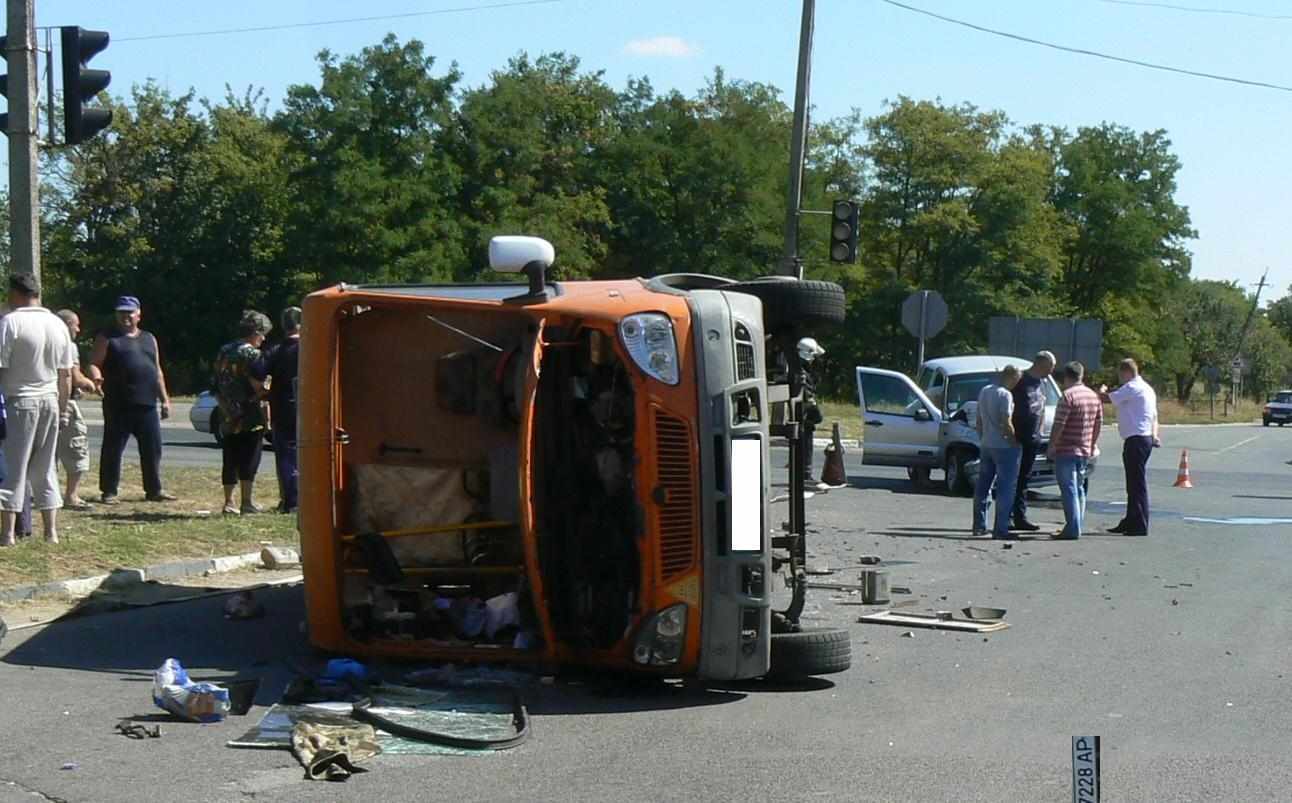 В Кировограде перевернулась маршрутка с 13 пассажирами: пострадали дети