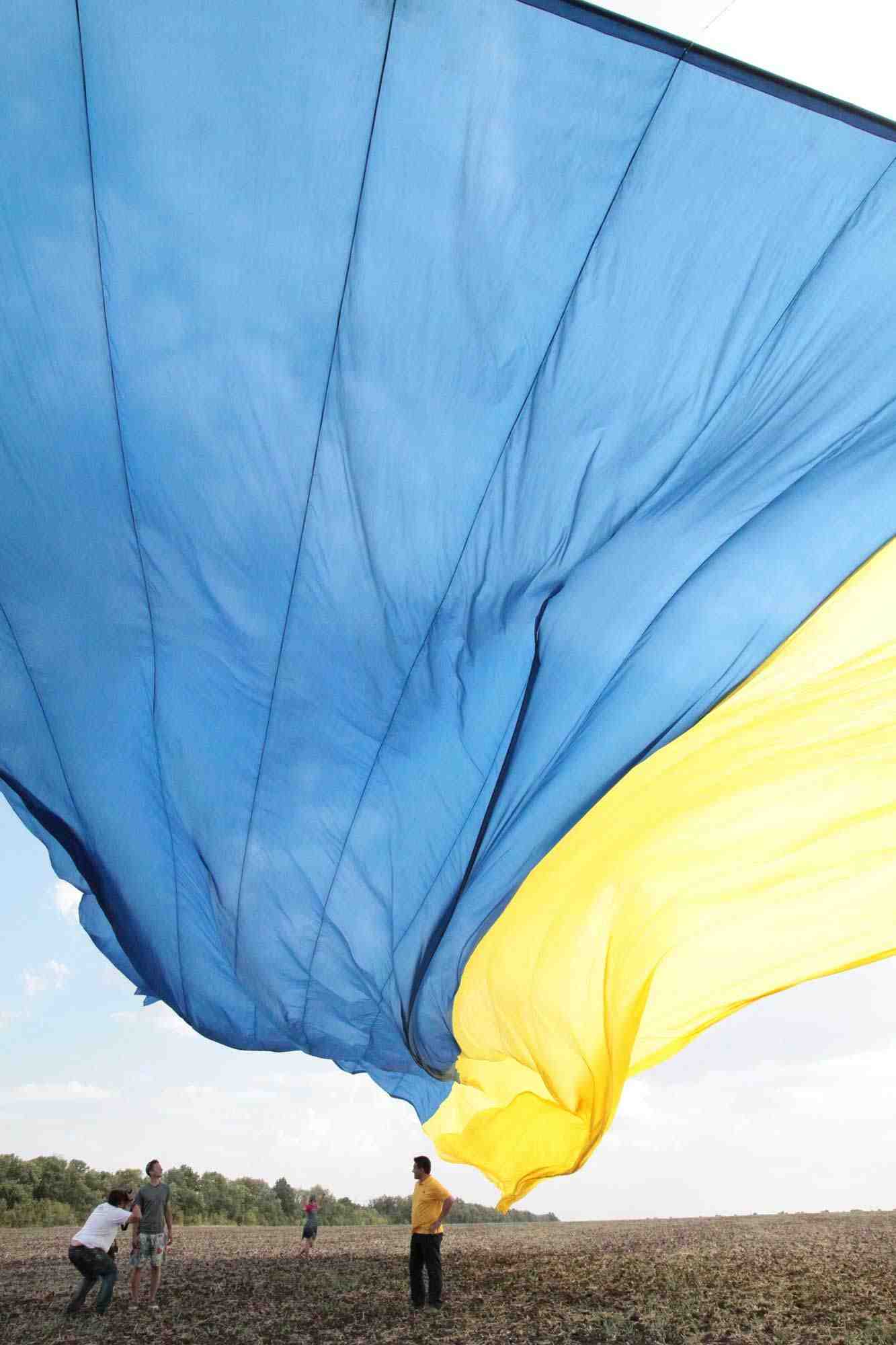 На Донеччині встановили рекорд по найбільшому літаючого прапору України
