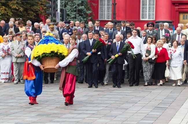 Янукович возложил цветы к памятникам Шевченко и Грушевскому 