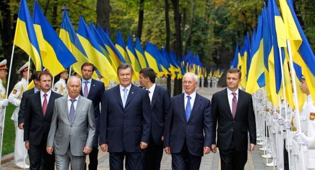 Янукович возложил цветы к памятникам Шевченко и Грушевскому 