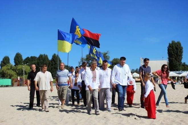 Тягнибок на честь Дня Незалежності переплив Дніпро