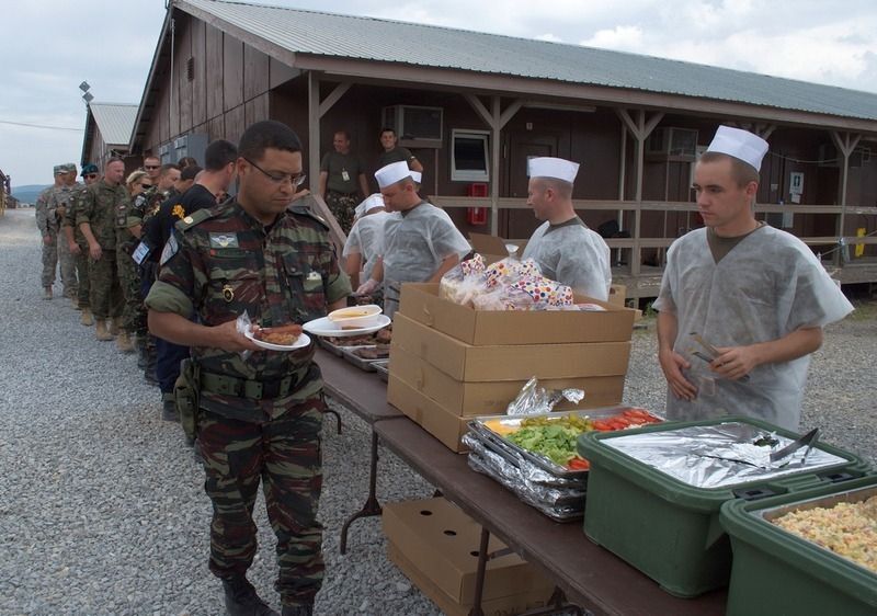 Украинские миротворцы в Косово угощали гостей национальными блюдами 