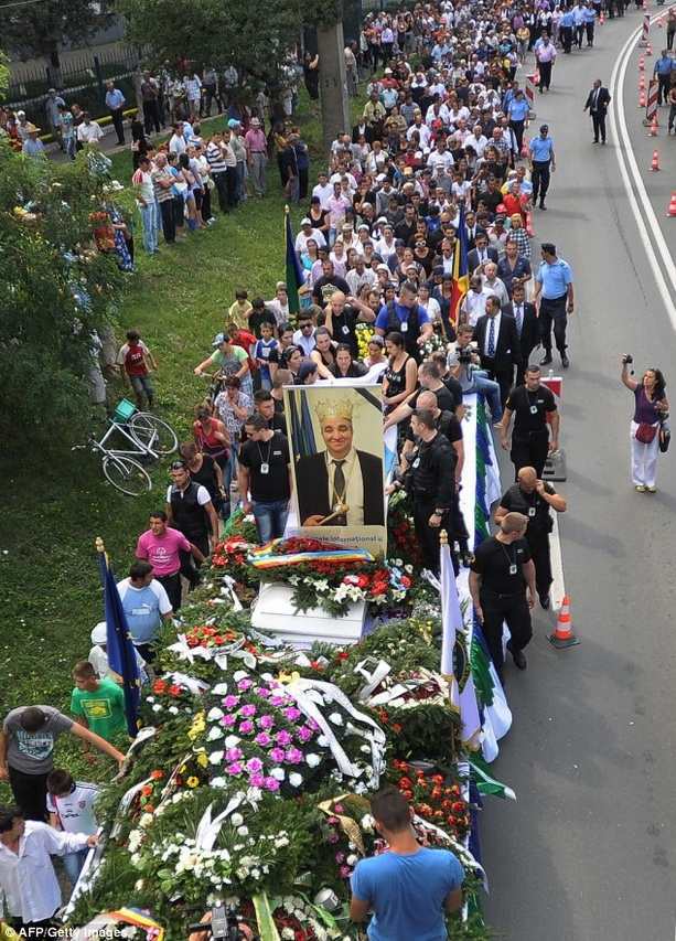 "Короля всех цыган" похоронили в гробу с кондиционером
